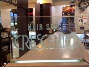 HAIR SPACE CRESCENDO のサインガラス